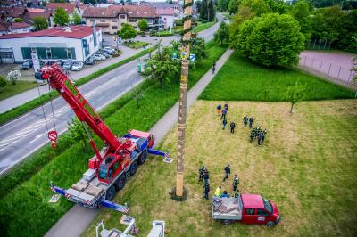 Baltmannsweiler: Feuerwehr stellt den Maibaum auf